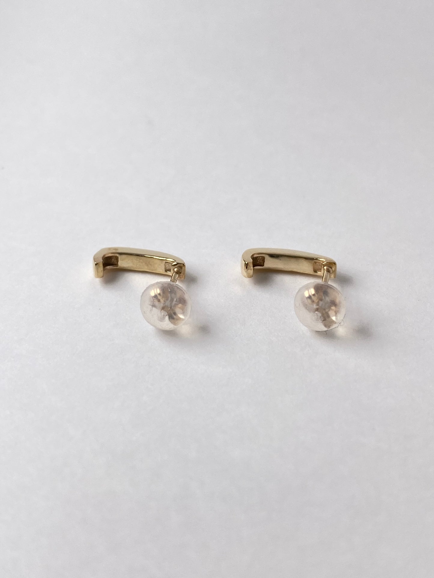 K10イエローゴールド ホワイトシェルピアス