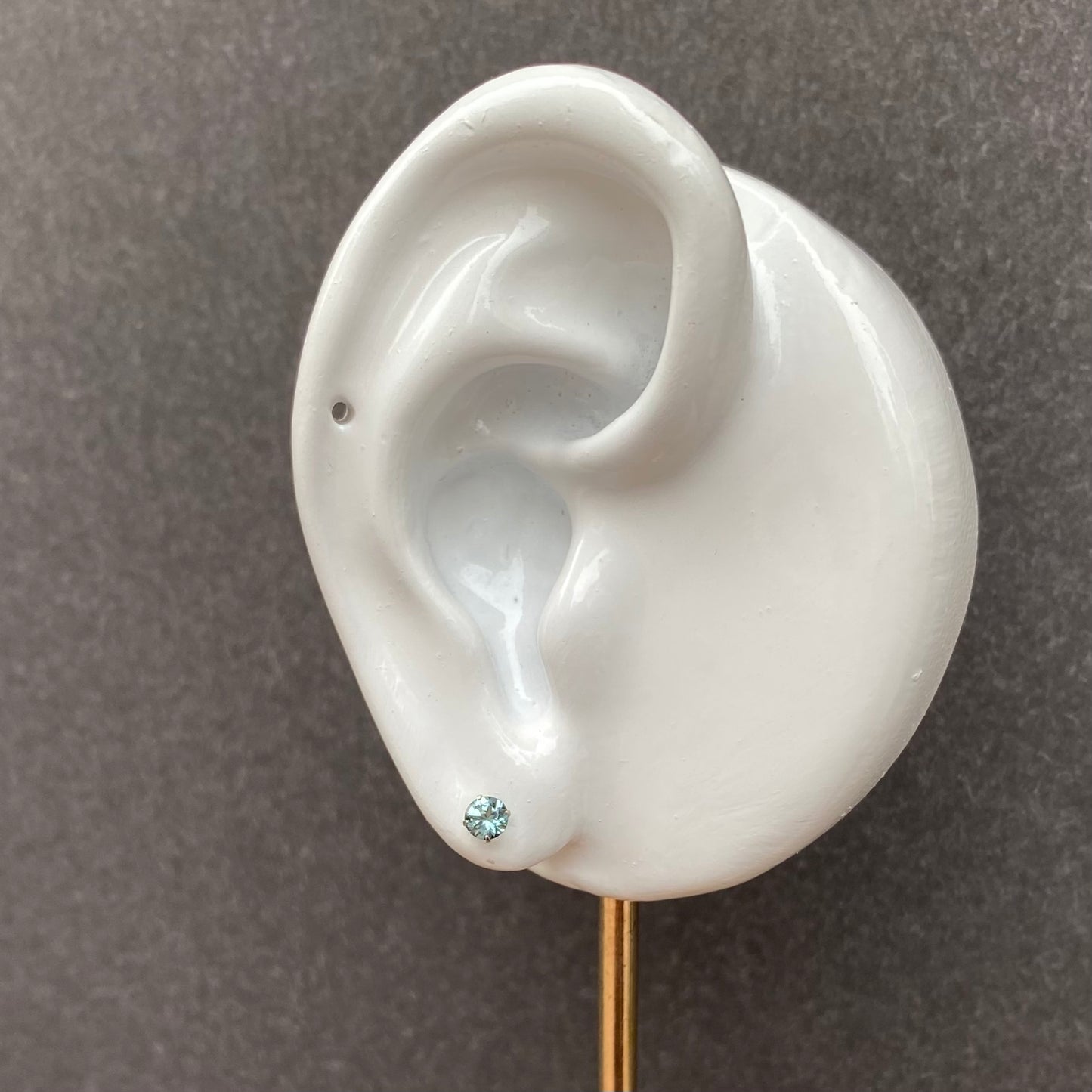 Pt ブルースピネルピアス