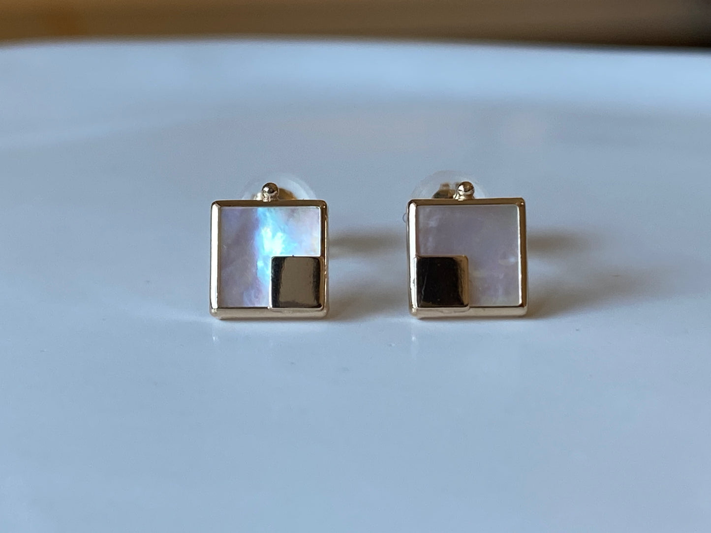 K10イエロゴールド ホワイトシェルピアス