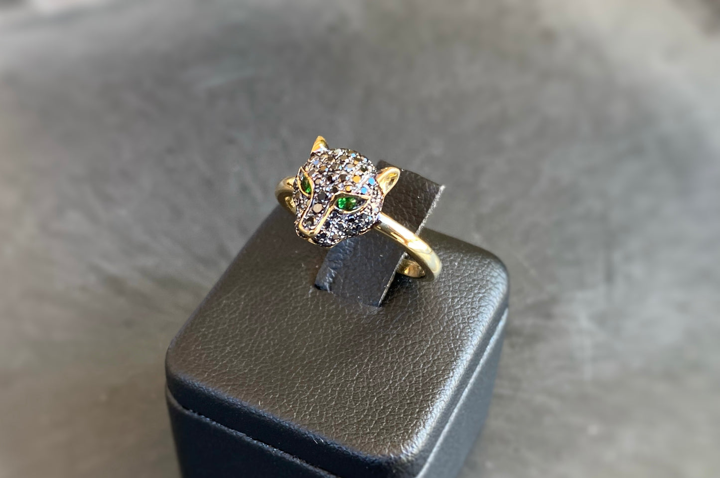 K18イエローゴールド ブラックダイヤモンド0.37ct グリーンガーネットリング