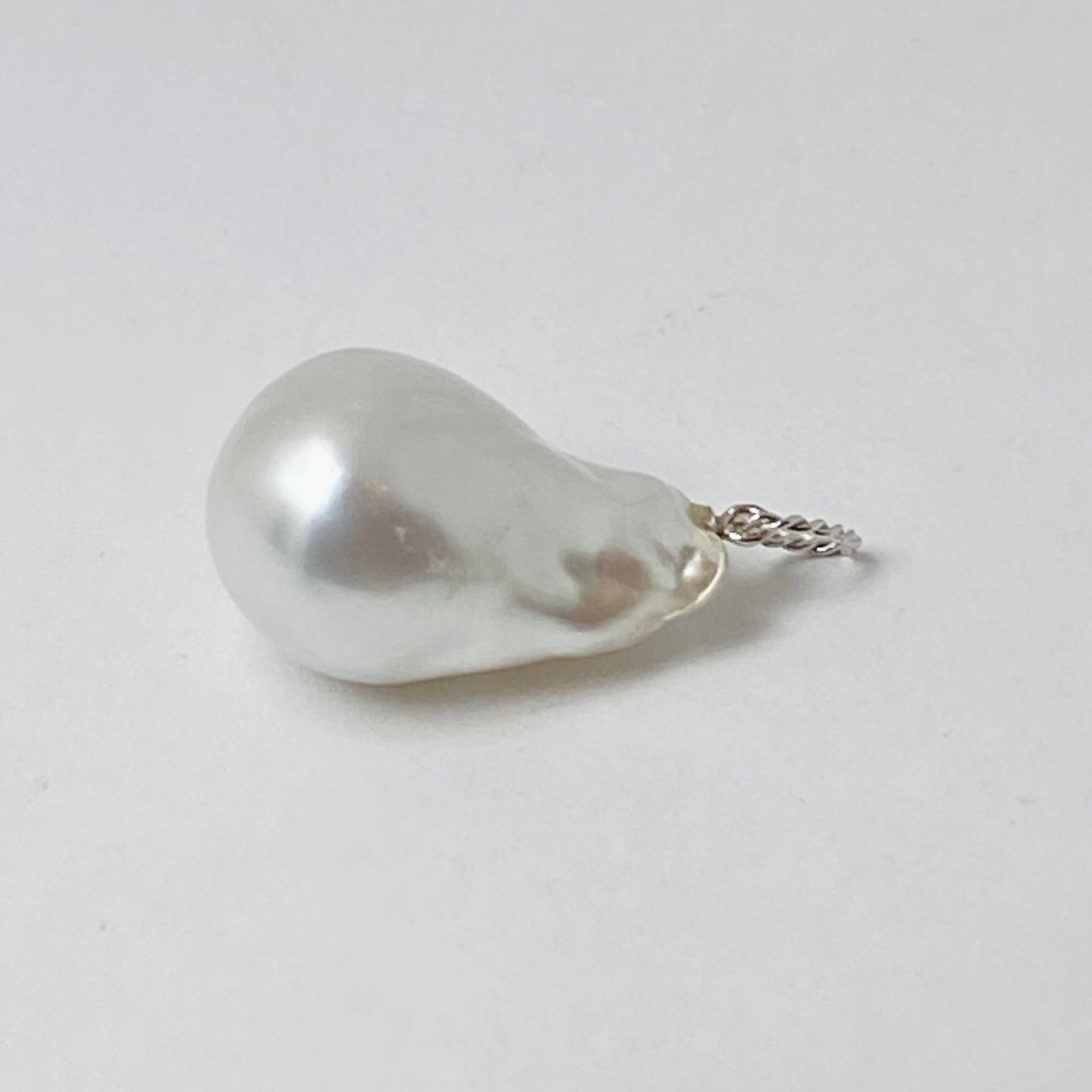 K18ホワイトゴールド　南洋白蝶バロックペンダントトップ