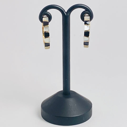 K10イエローゴールド ホワイトシェル　オニキスフープピアス