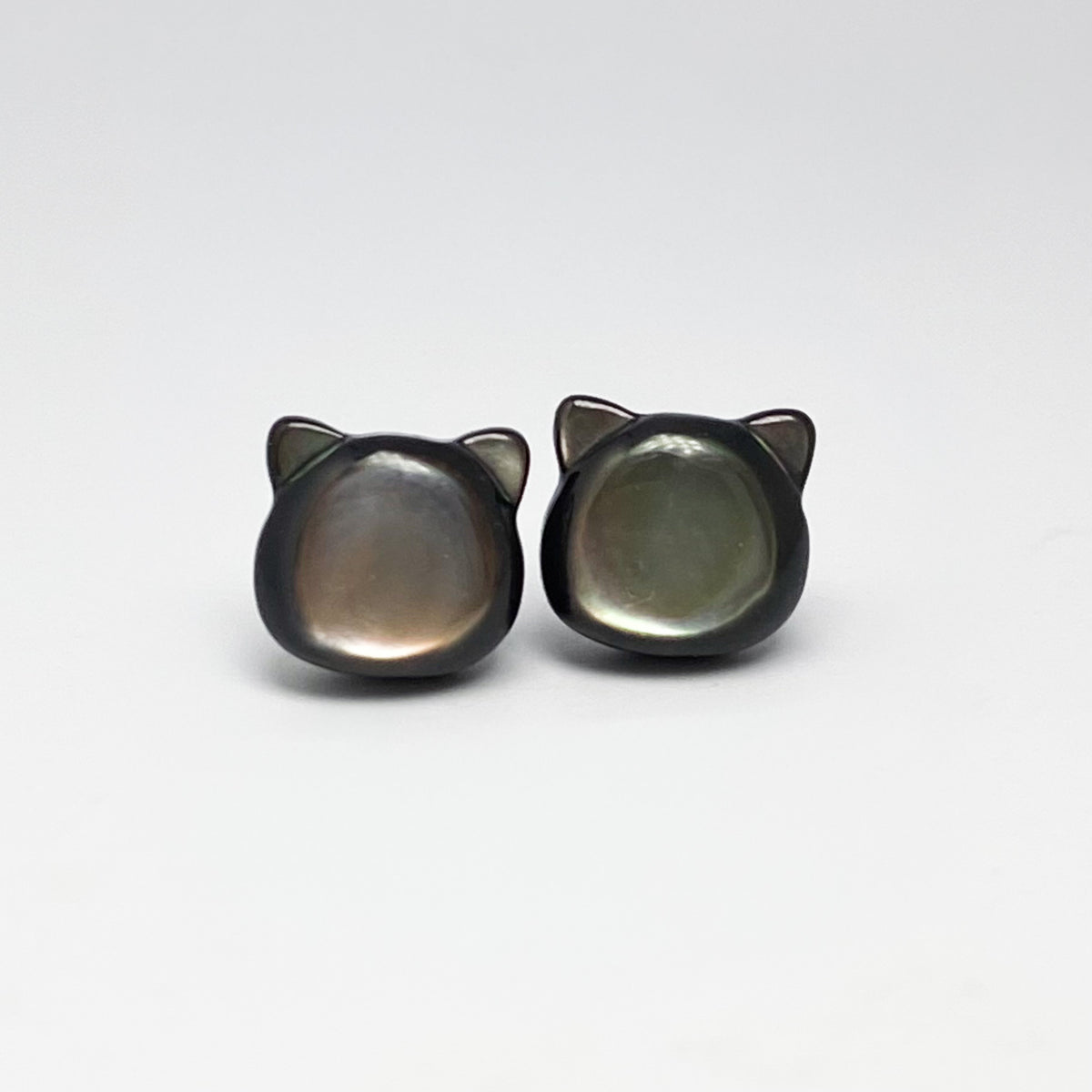 K10YG ブラックシェル猫ピアス