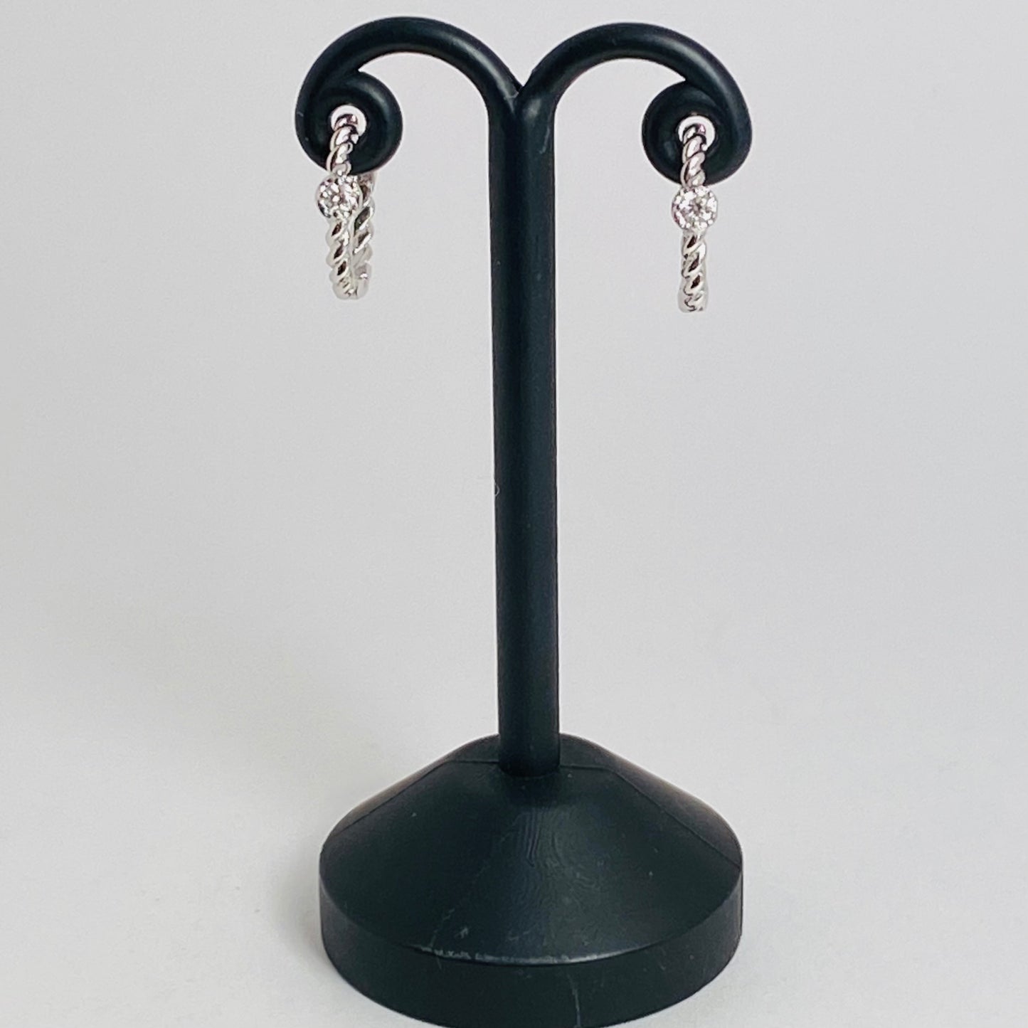 K10ホワイトゴールド　ダイヤモンド0.04ct中折れフープピアス