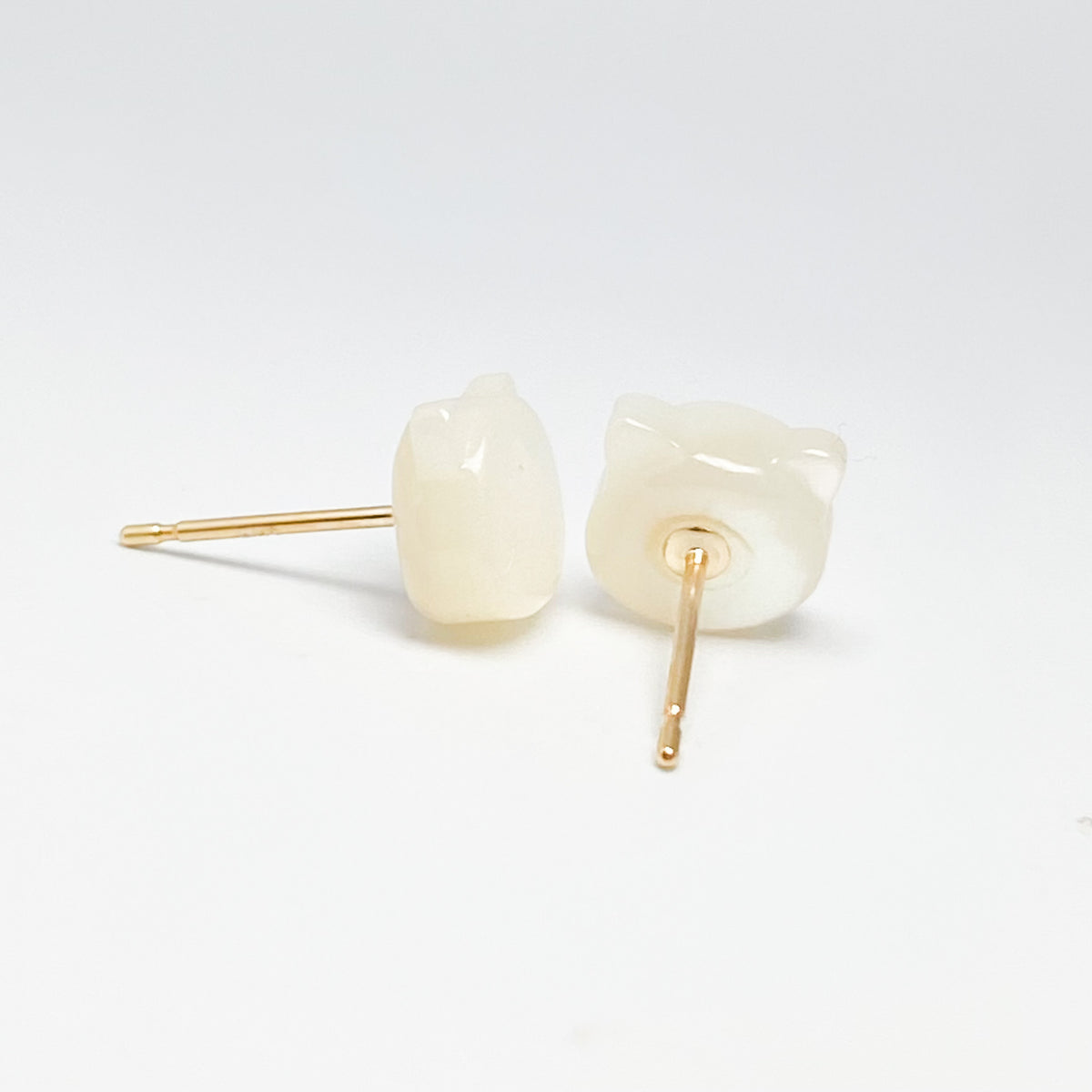 K10YG ホワイトシェル猫ピアス