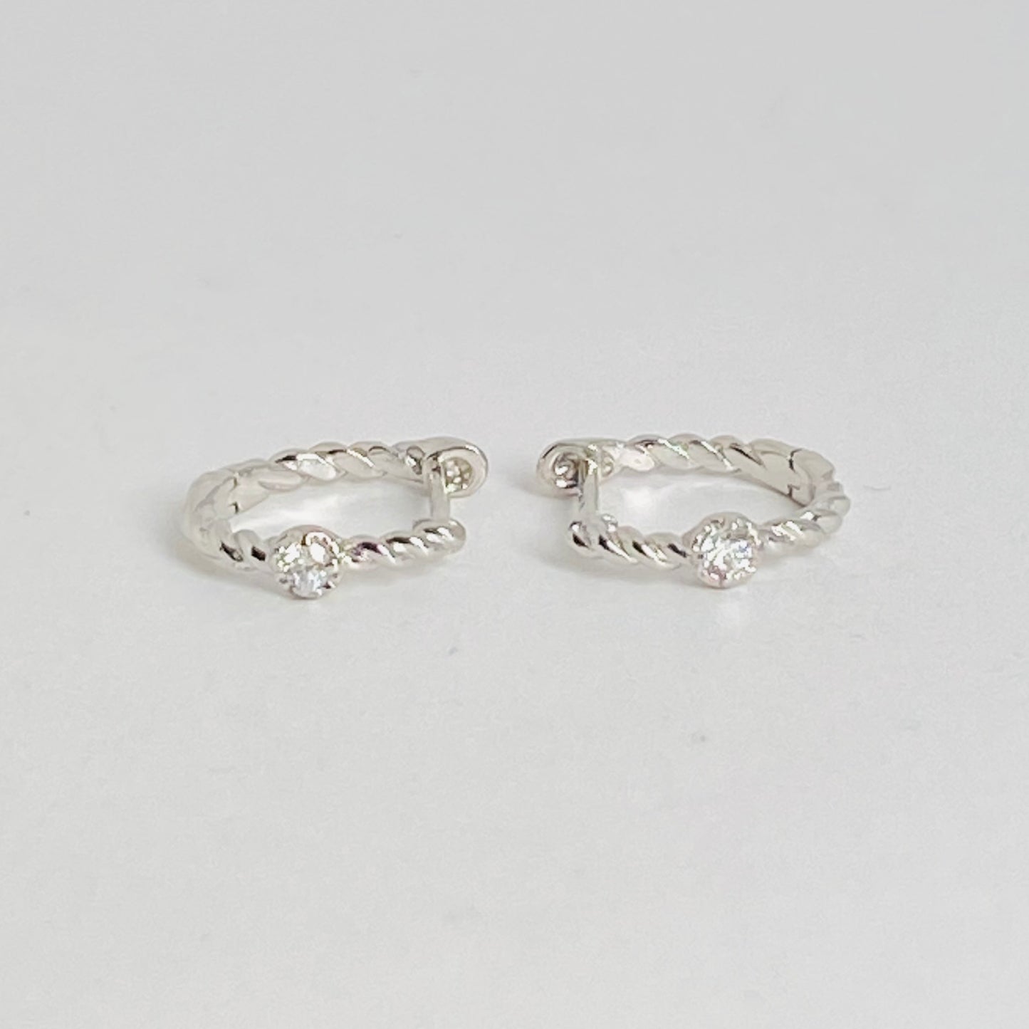 K10ホワイトゴールド　ダイヤモンド0.04ct中折れフープピアス