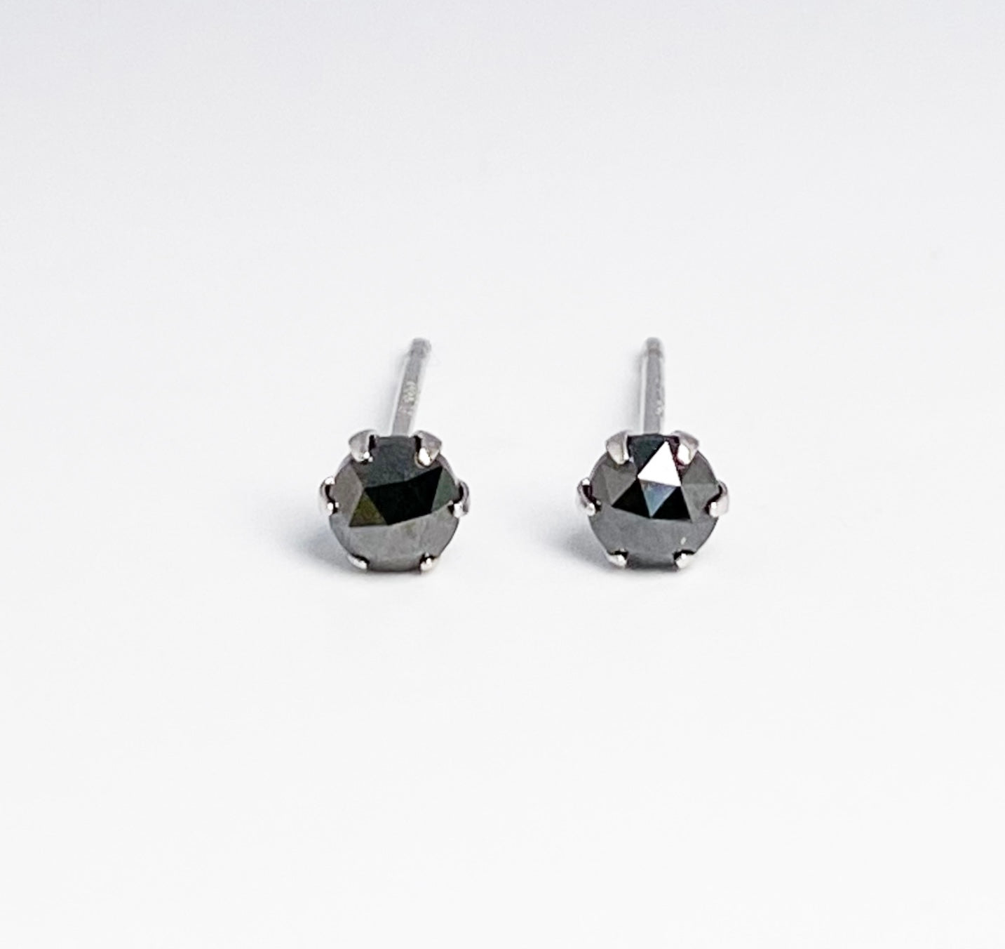 Pt ブラックダイヤモンド0.3ctピアス
