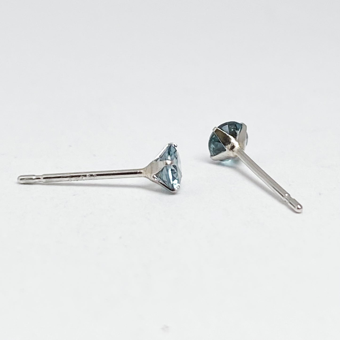 Pt ブルースピネルピアス