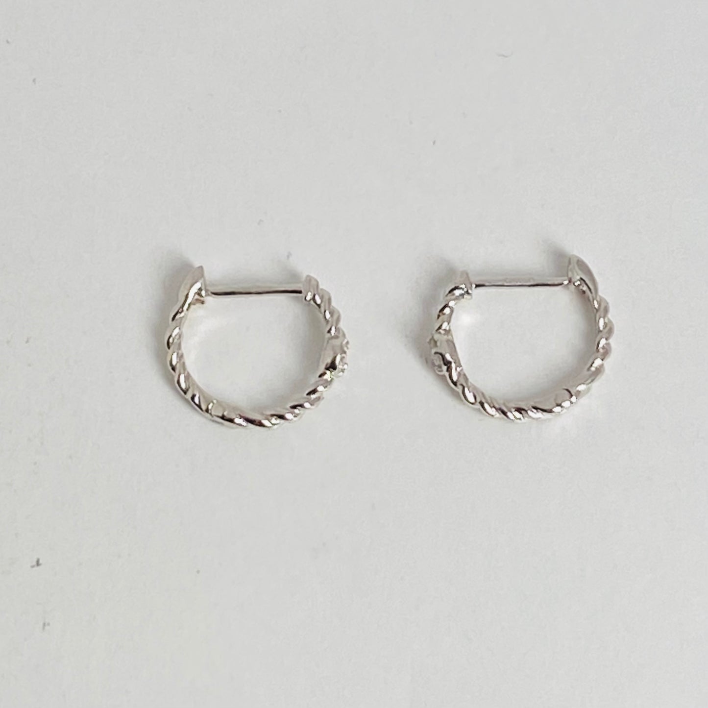 K10ホワイトゴールド　ダイヤモンド0.04ct中折れフープピアス