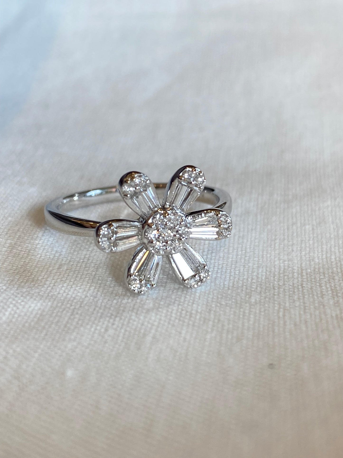 K18ホワイトゴールド ダイヤモンド0.37ctリング