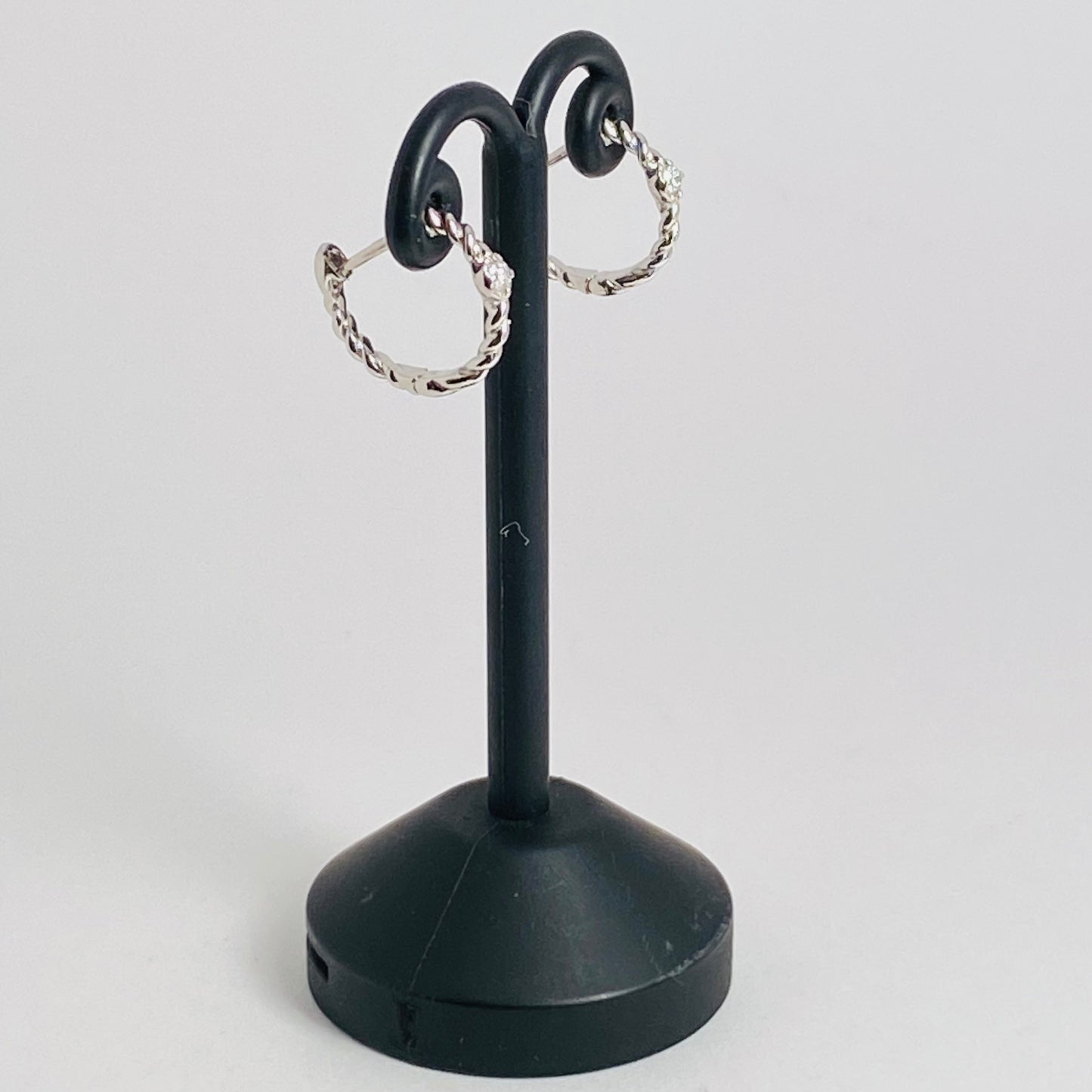 K10ホワイトゴールド　ダイヤモンド0.04ct中折れフープピアス