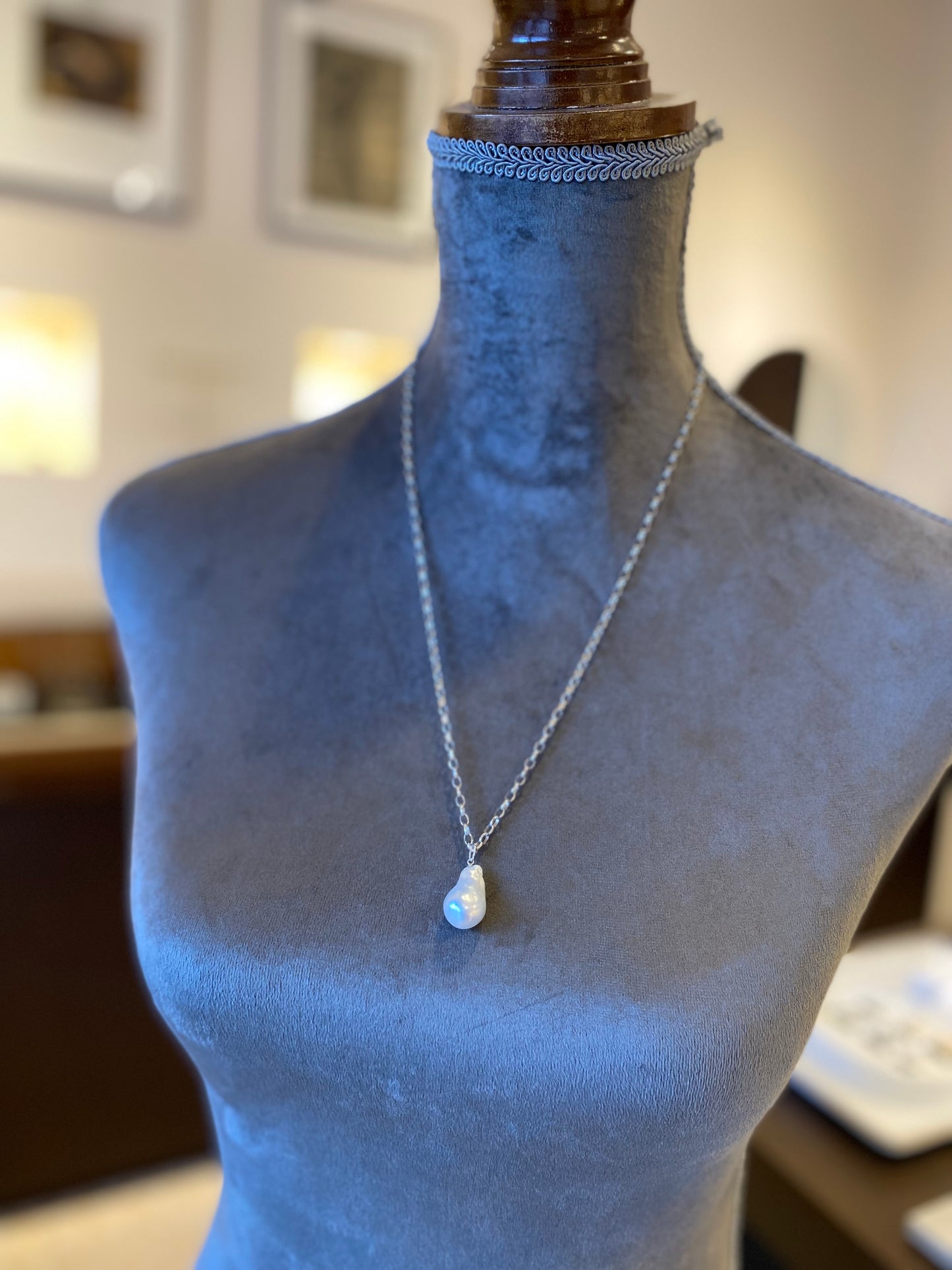 K18ホワイトゴールド　南洋白蝶バロックペンダントトップ