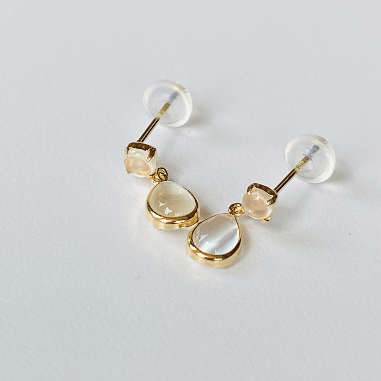 K10イエローゴールド ムーンストーンピアス