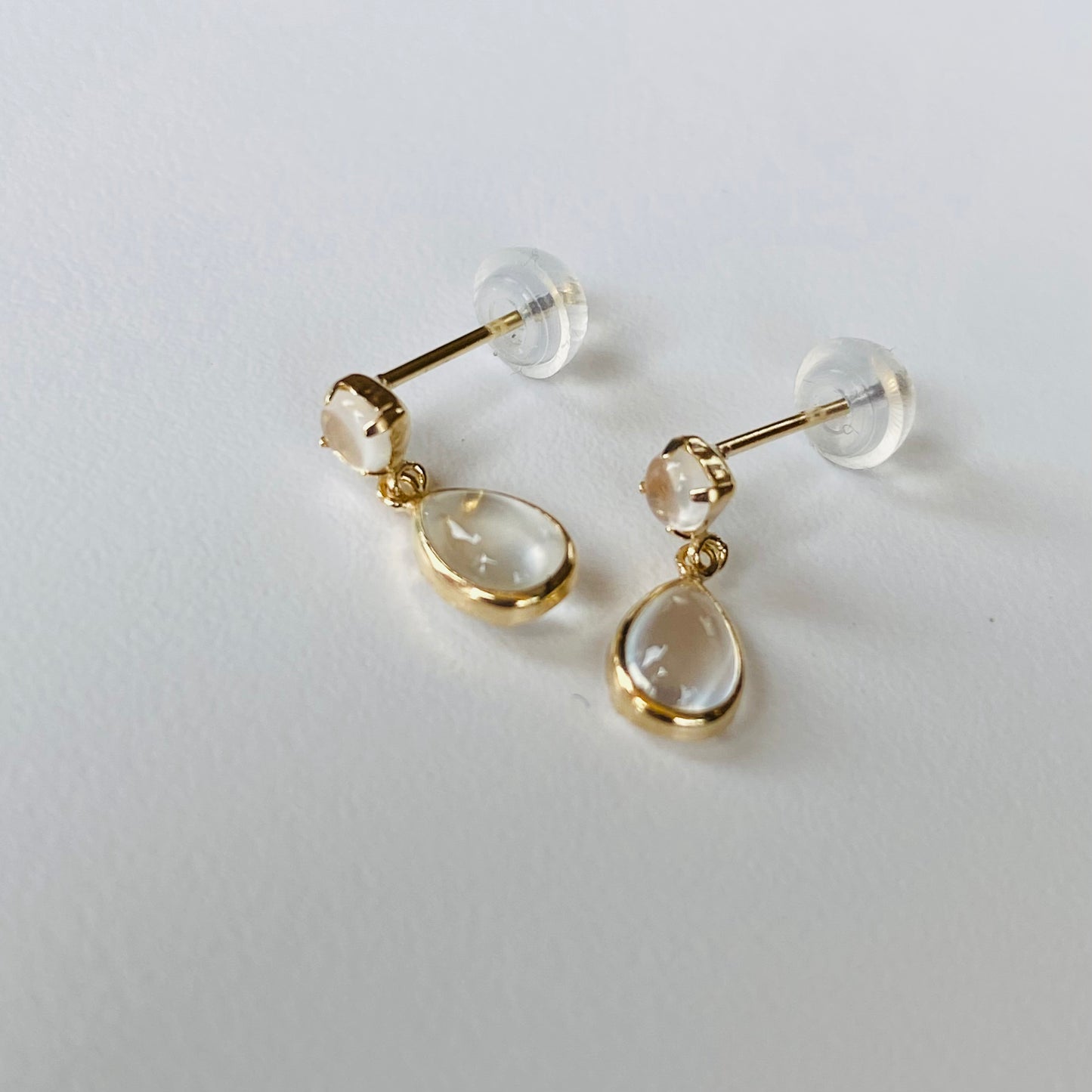 K10イエローゴールド ムーンストーンピアス