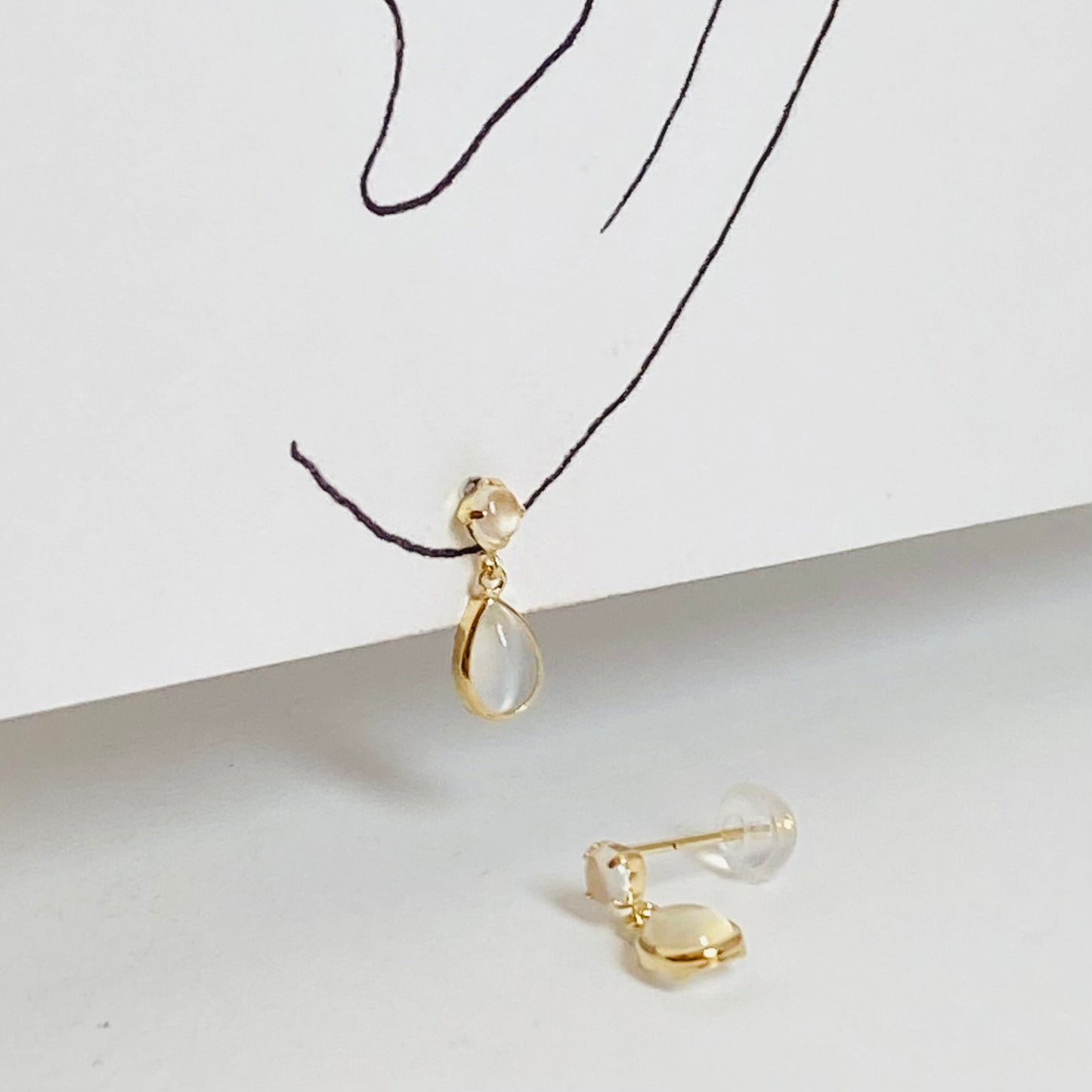 K10イエローゴールド ムーンストーンピアス