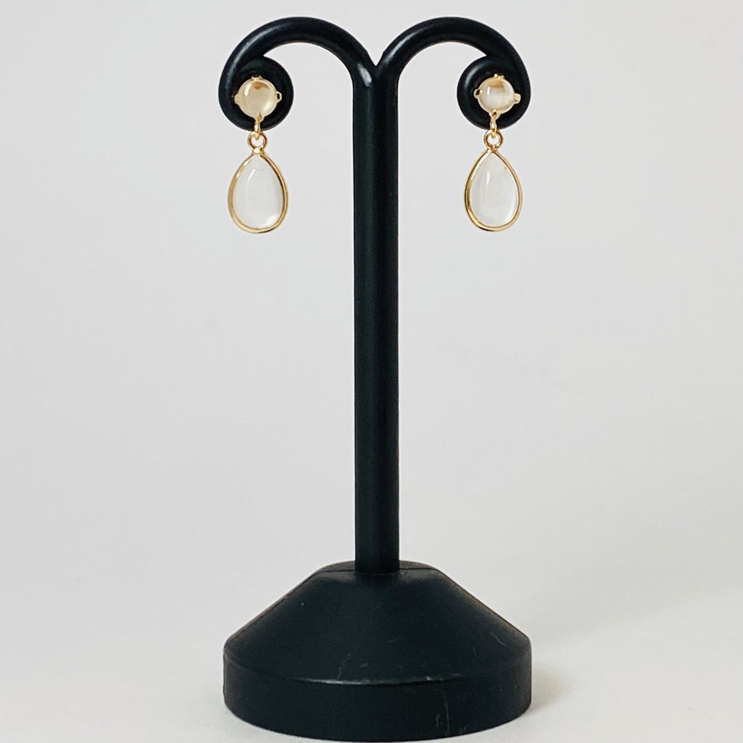 K10イエローゴールド ムーンストーンピアス