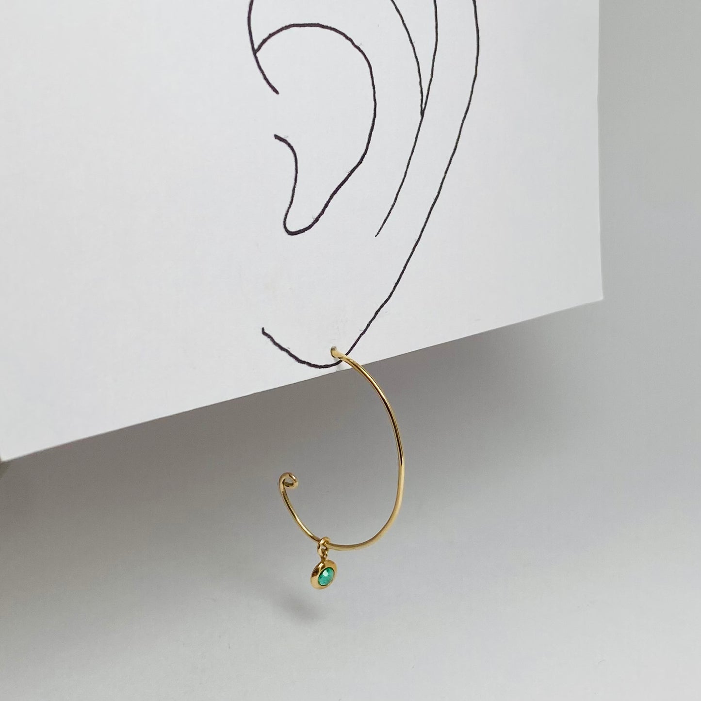 K10イエローゴールド エメラルドシングルピアス