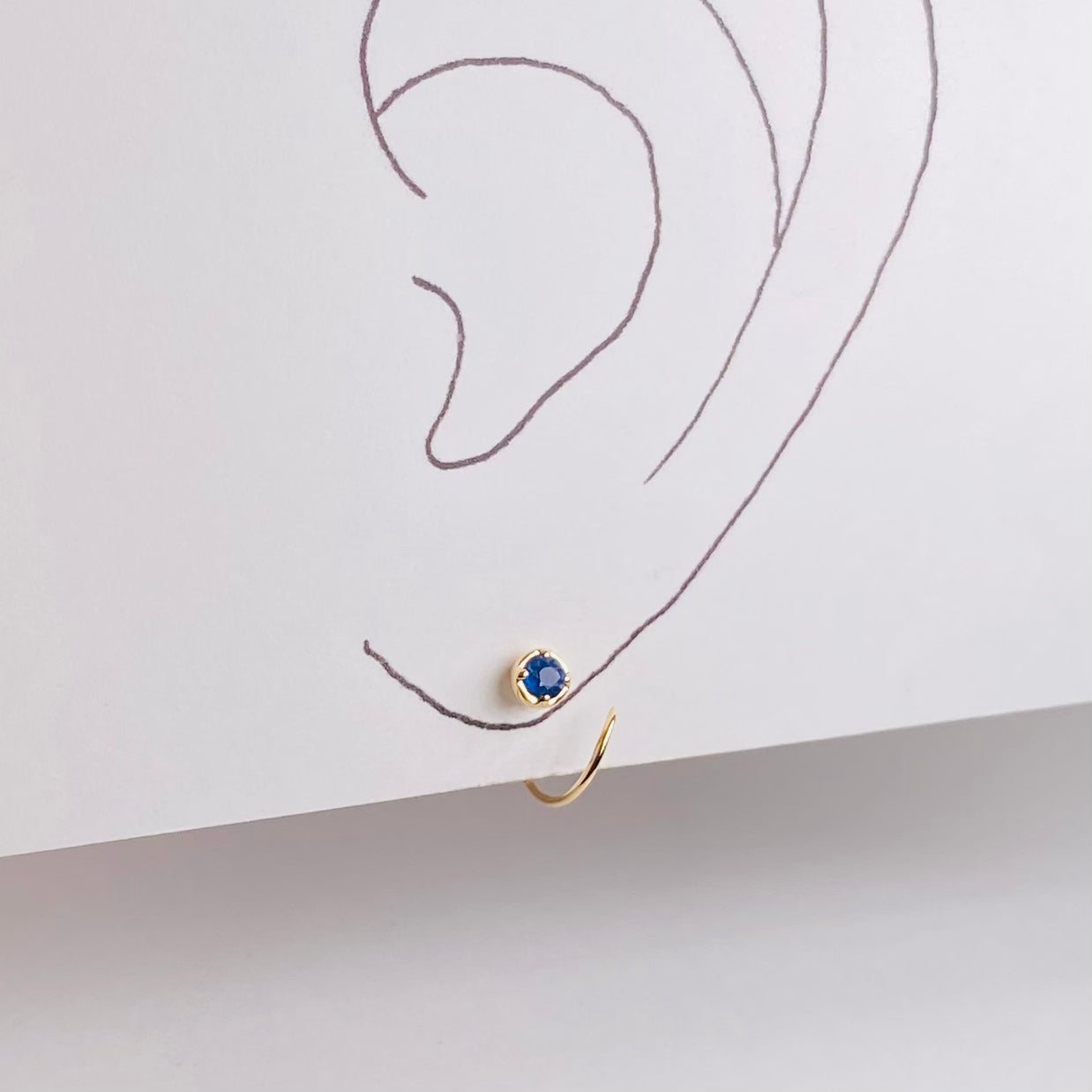 K10イエローゴールド サファイアシングルピアス