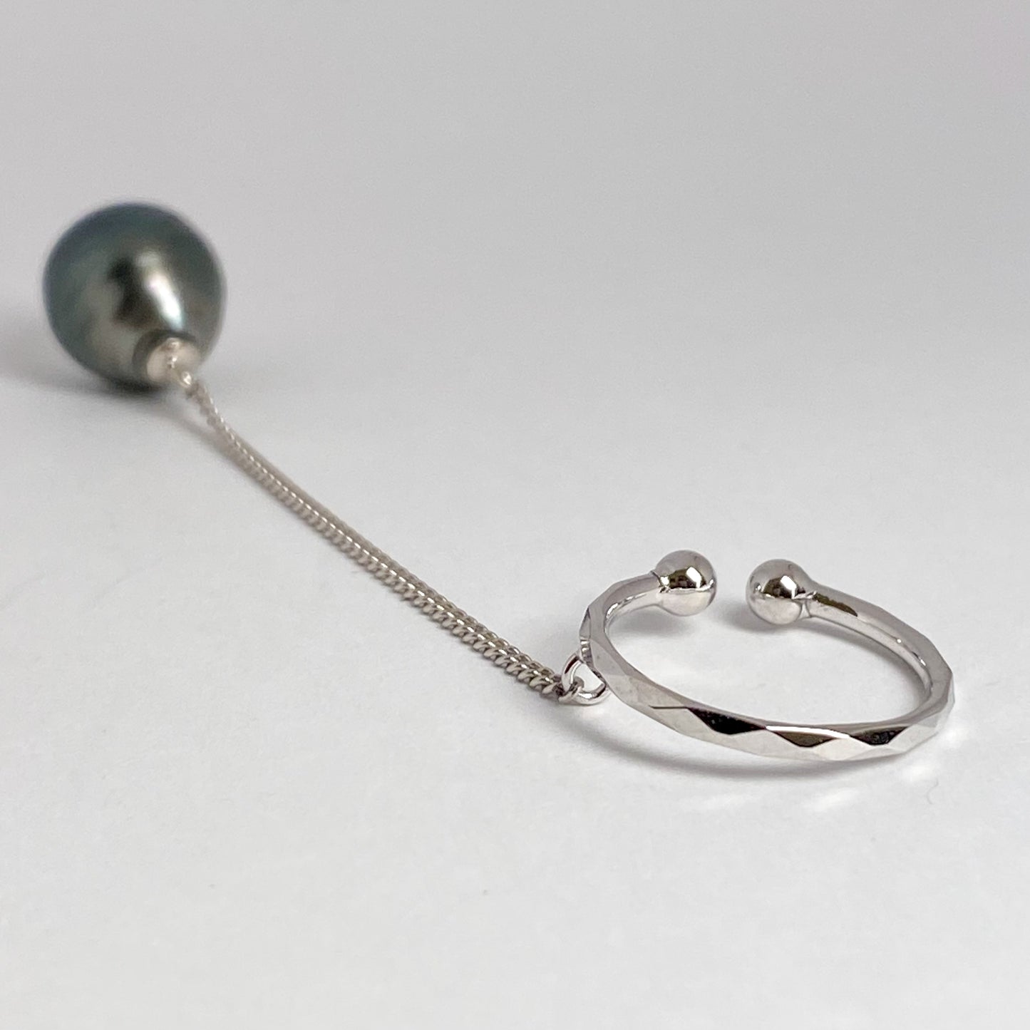 SV南洋黒蝶真珠イヤーカフ